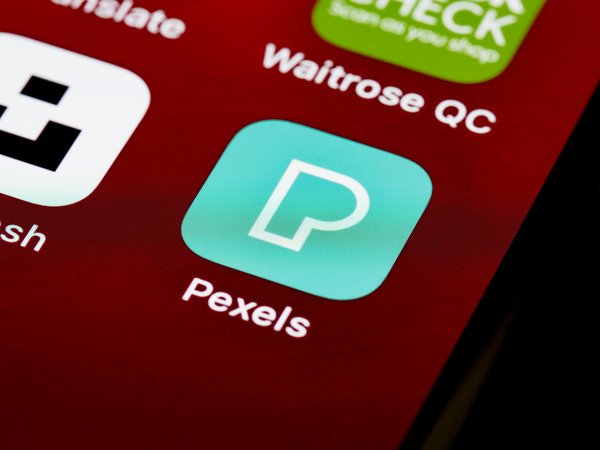 Quelles stratégies de contenu peuvent augmenter l'engagement sur une plateforme de e-learning?